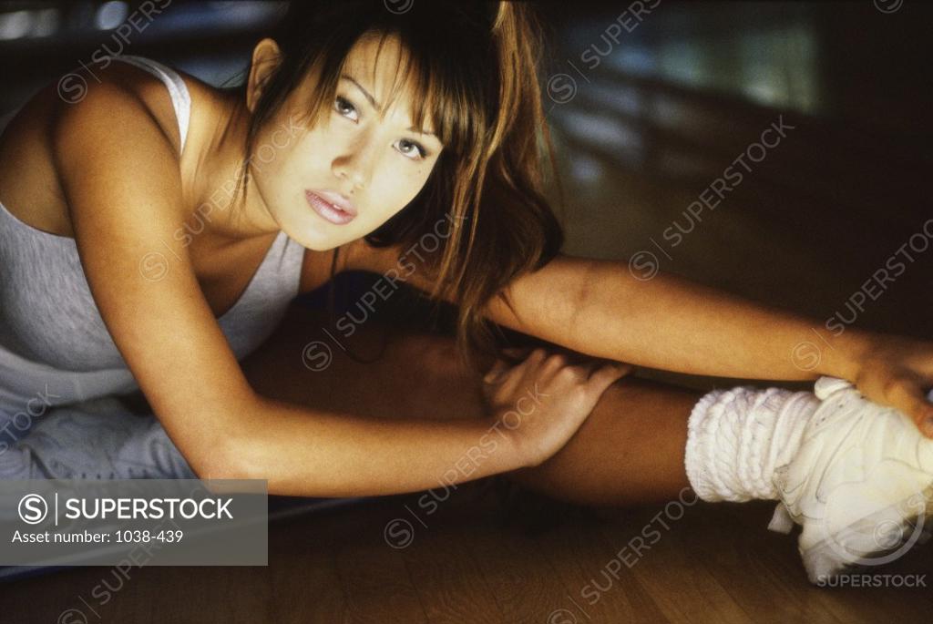 Stock Photo: 1038-439 Portrait of a young woman exercising in a gym