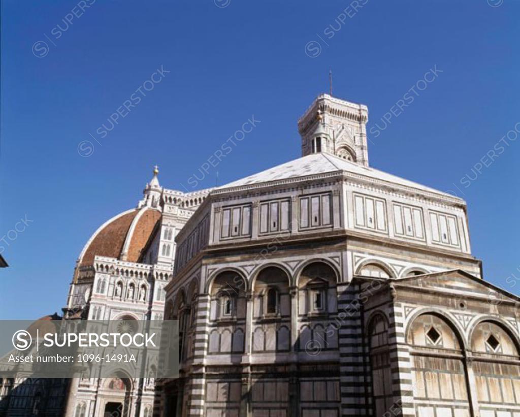 Stock Photo: 1096-1491A Low angle view of a cathedral, Duomo, Florence, Italy