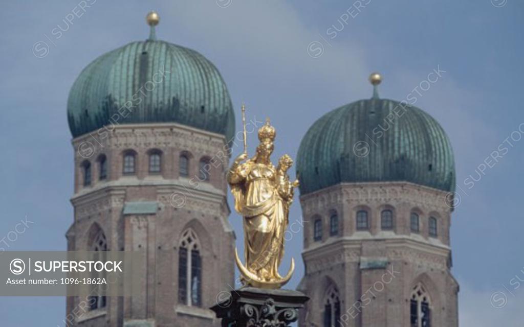 Stock Photo: 1096-1862A Low angle view of a statue in front of a cathedral, Frauenkirche, Munich, Germany