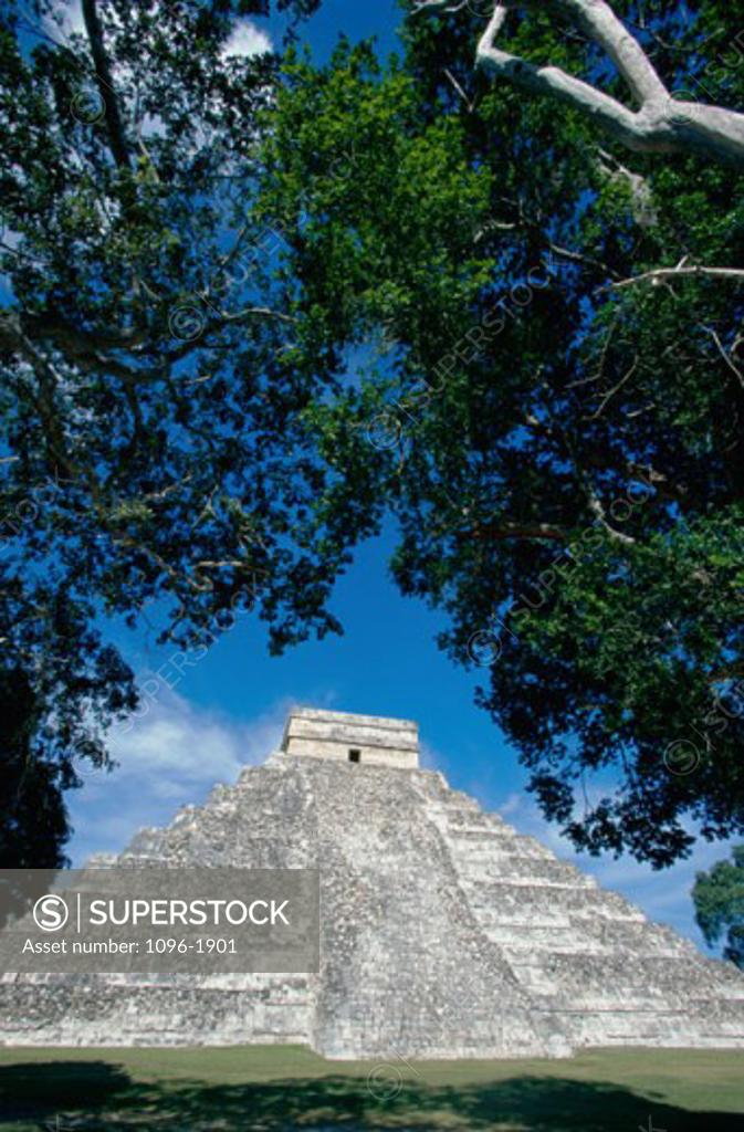 Stock Photo: 1096-1901 El Castillo Chichen Itza (Mayan) Mexico