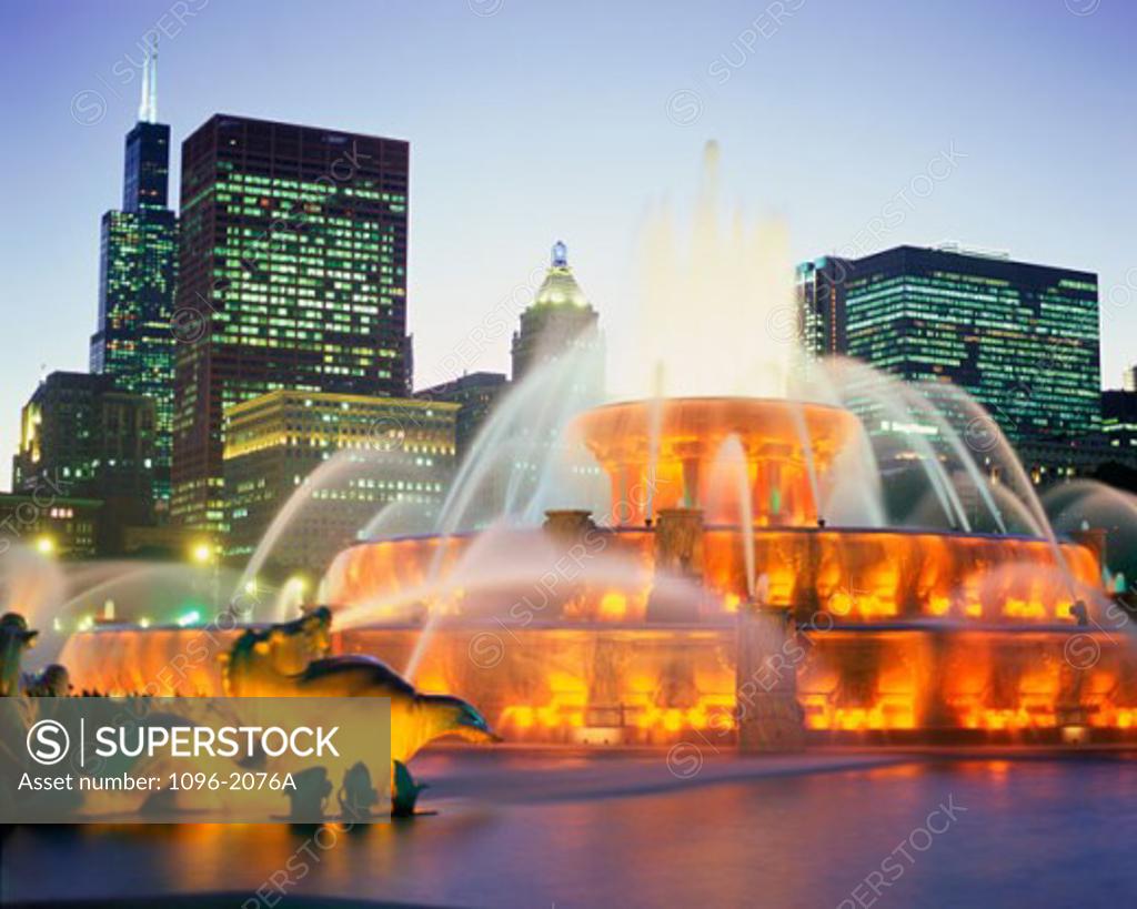 Stock Photo: 1096-2076A Buckingham Fountain lit up at night, Grant Park, Chicago, Illinois, USA