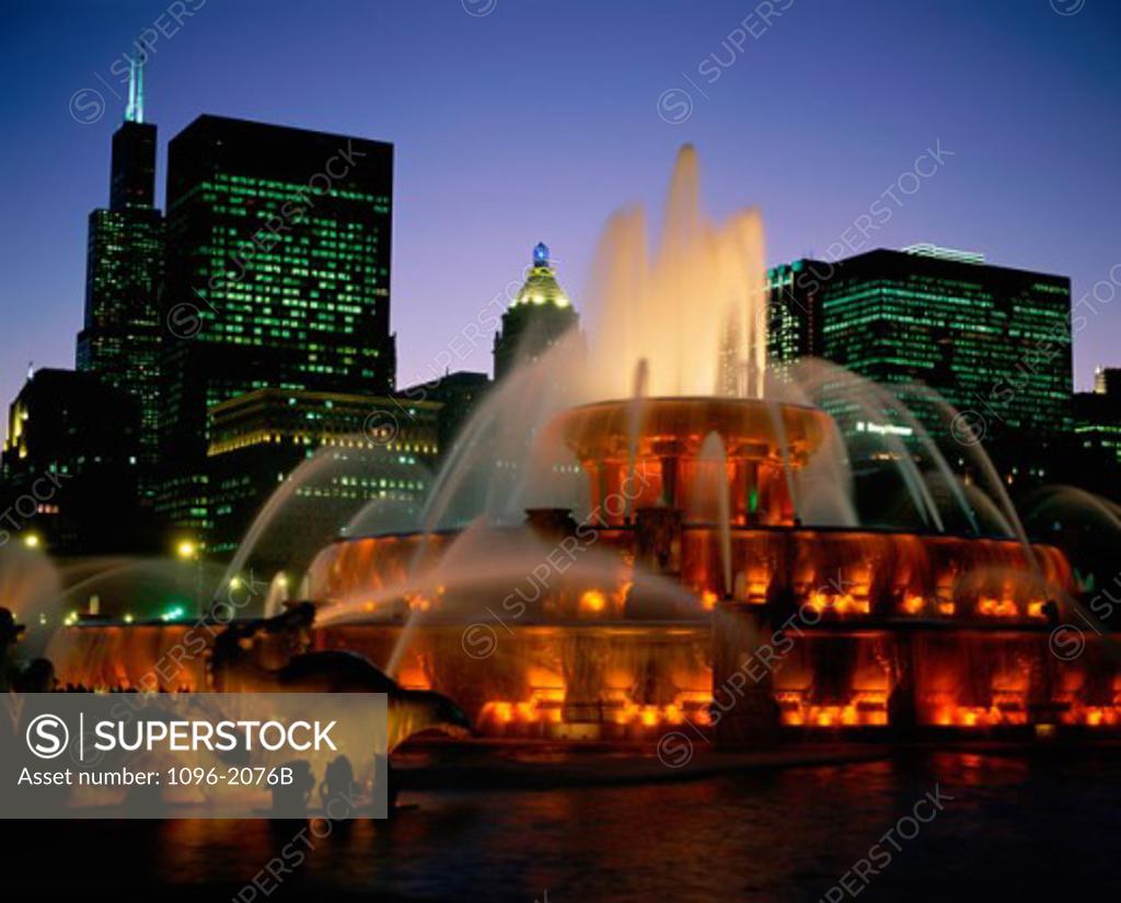 Stock Photo: 1096-2076B Buckingham Fountain lit up at night, Grant Park, Chicago, Illinois, USA