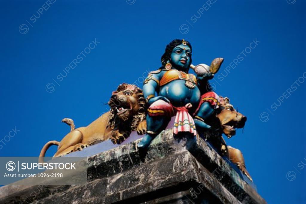 Stock Photo: 1096-2198 Low angle view of a statue on a rooftop, India