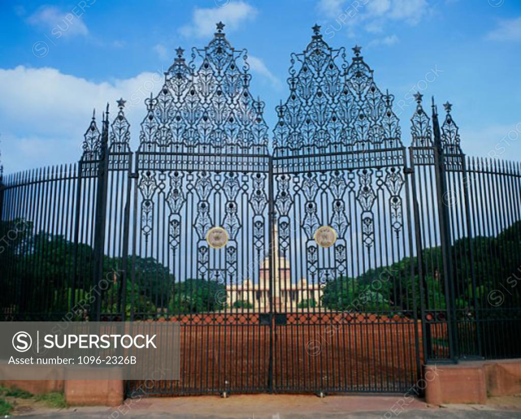 Stock Photo: 1096-2326B Gate of the Presidential Palace, New Delhi, India
