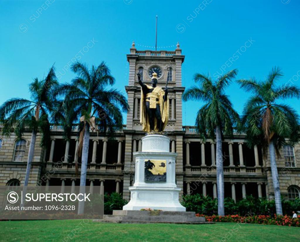 Stock Photo: 1096-232B Low angle view of a statue in front of a building, King Kamehameha Statue, Honolulu, Oahu, Hawaii, USA