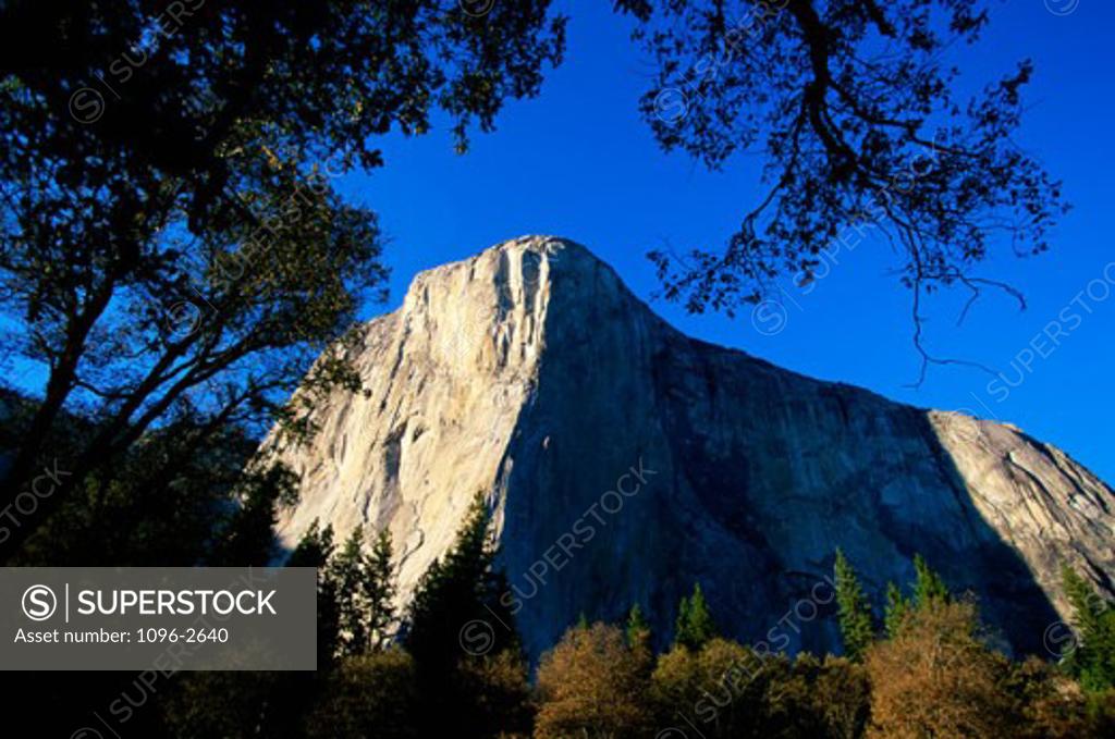 Stock Photo: 1096-2640 Low angle view of El Capitan, Yosemite National Park, California, USA