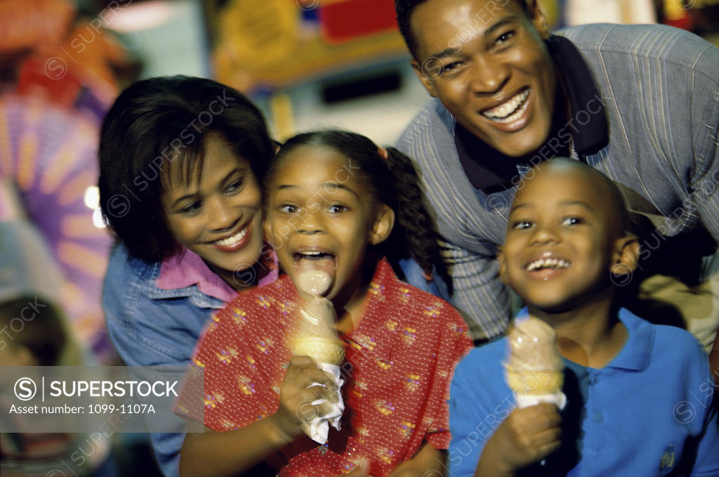 Stock Photo: 1099-1107A Parents and their son and daughter eating ice cream cones