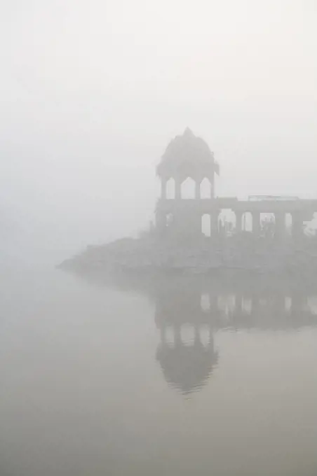 India, Rajasthan, Jaisalmer, Morning fog at Lake Gadisar