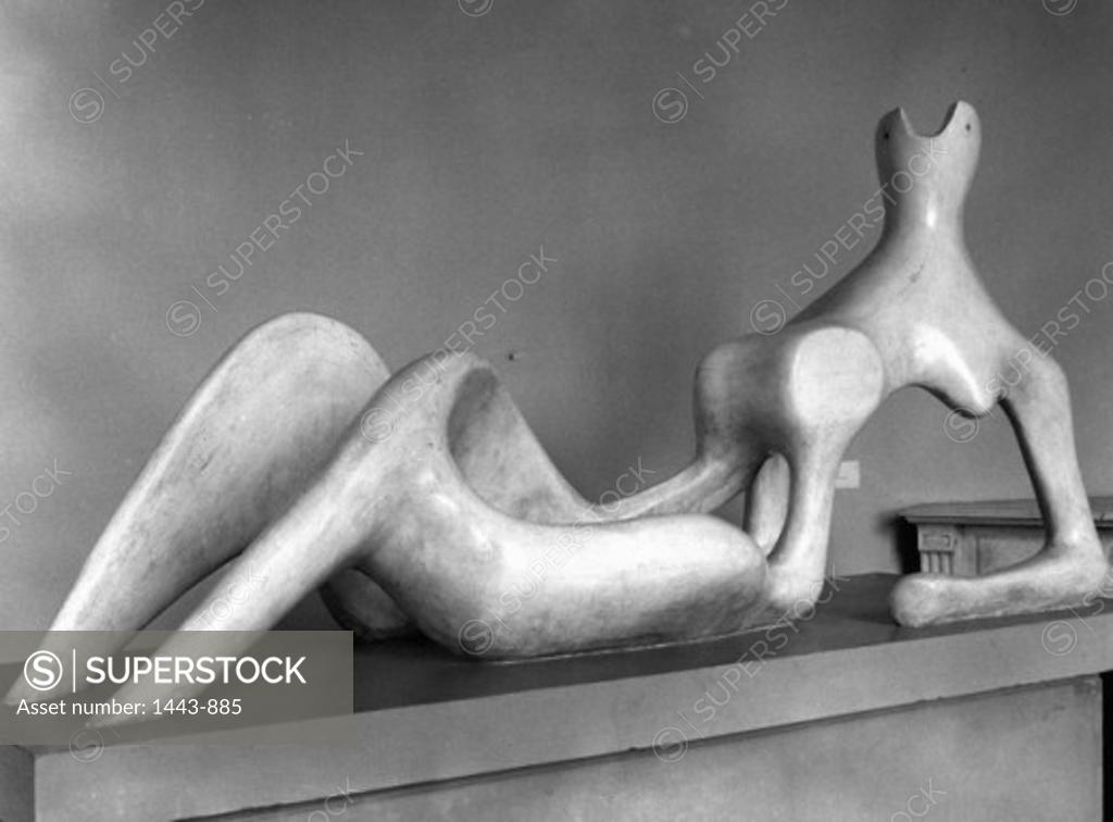 Stock Photo: 1443-885 Reclining Figure  1961 Henry Moore (1898-1986 British) Sculpture