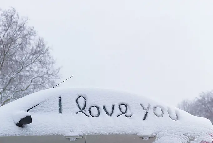 &acute;I love you&acute; drawn in snow on car