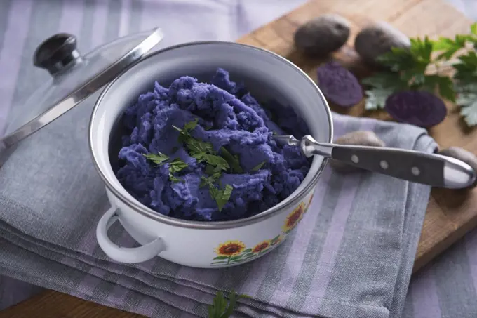 Vegan purple mashed potatoes from the potato variety 'Blue Congo'