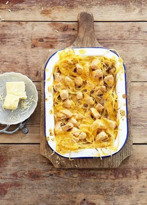 Pasta bake with chicken and cheese
