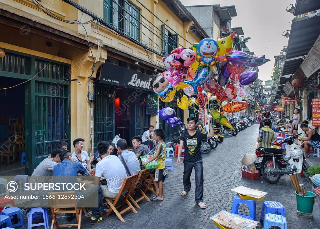 Afgrond Bejaarden dinosaurus Balloon seller at the popular ""bia hoi"" nightlife corner in Hanoi,  Vietnam. - SuperStock