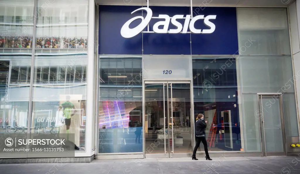 Horizontal Momento liebre The now closed and empty Asics flagship store in New York. - SuperStock