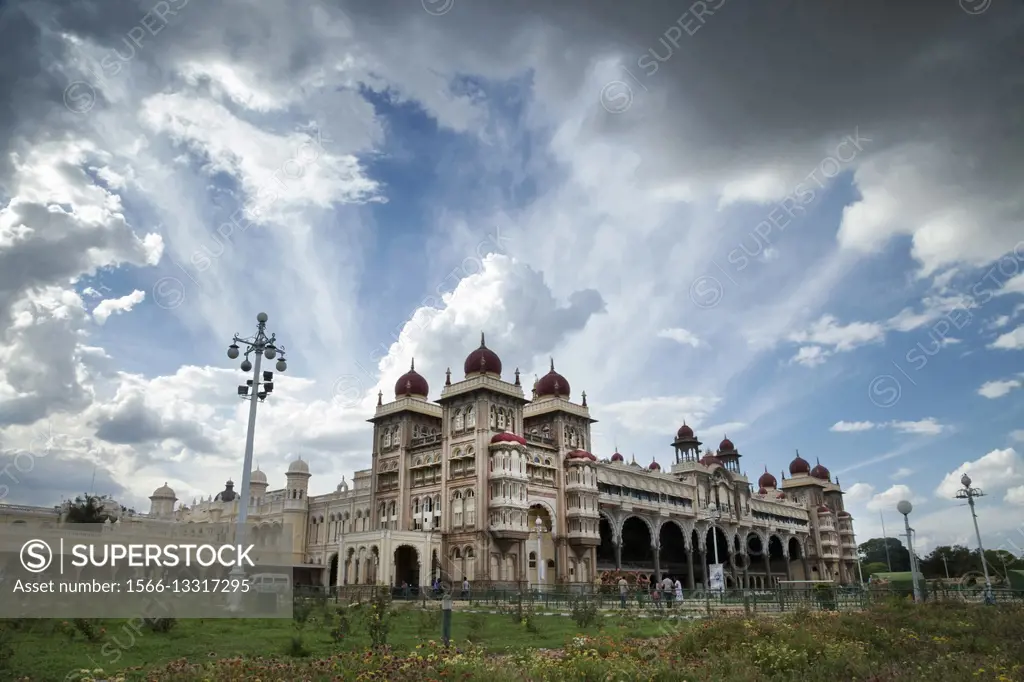 The Palace of Mysore, Mysore, Karnataka India. Official residence of the  Wodeyars â. ” rulers of Mysore. It houses two meeting halls and gigantic  arra... - SuperStock