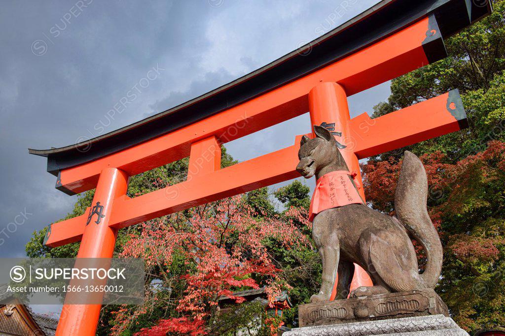 Stone fox at the entrance to Fushimi Inari Shrine, Kyoto, Japan ...