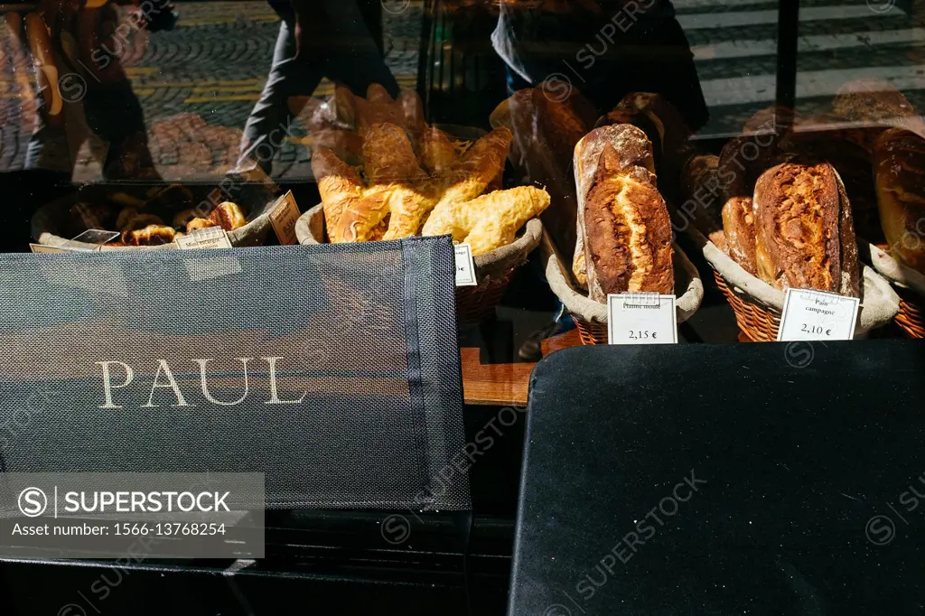 French bread on display in bakery. Montmartre, Paris, Île-de-France, France