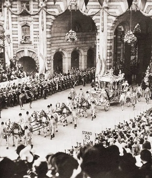 The coronation coach of King George VI and Queen Elizabeth passing through Admiralty Arch, London, England on the day of their coronation in 1936. Geo...