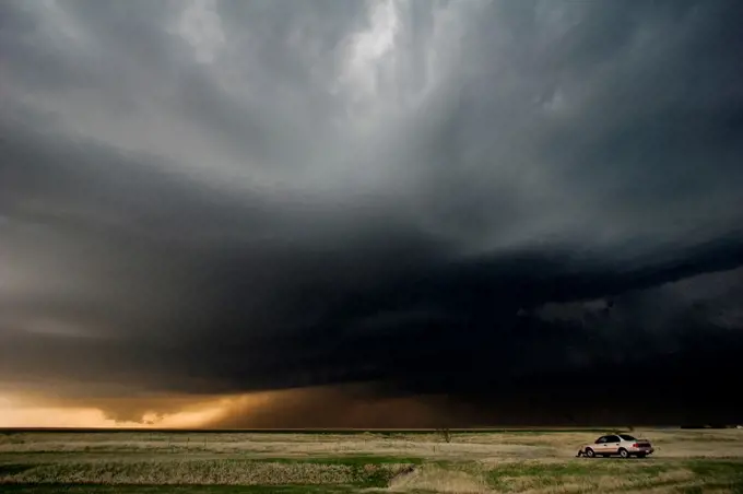 A storm chaser´s car is parked as a storm chaser watched a lowering wall cloud a precursor to a tornado near Hill City, Kansas, USA, 4/24/2008