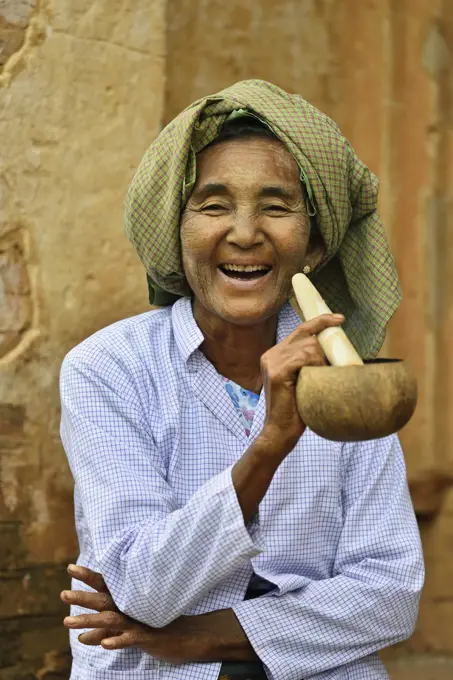 Myanmar, Bagan, Shwezigon pagoda, Old lady smoking a cheeroot (cigar).
