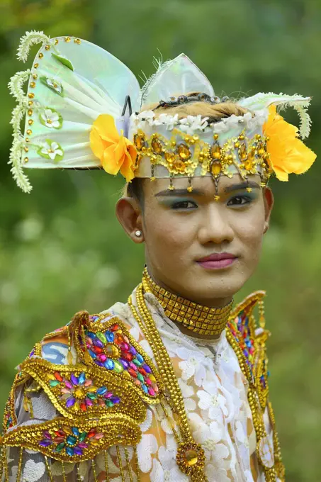 Myanmar, Natogyi, Shinbyu, Novitiation ceremony, Min Dhar dancer dressed as a royal prince.