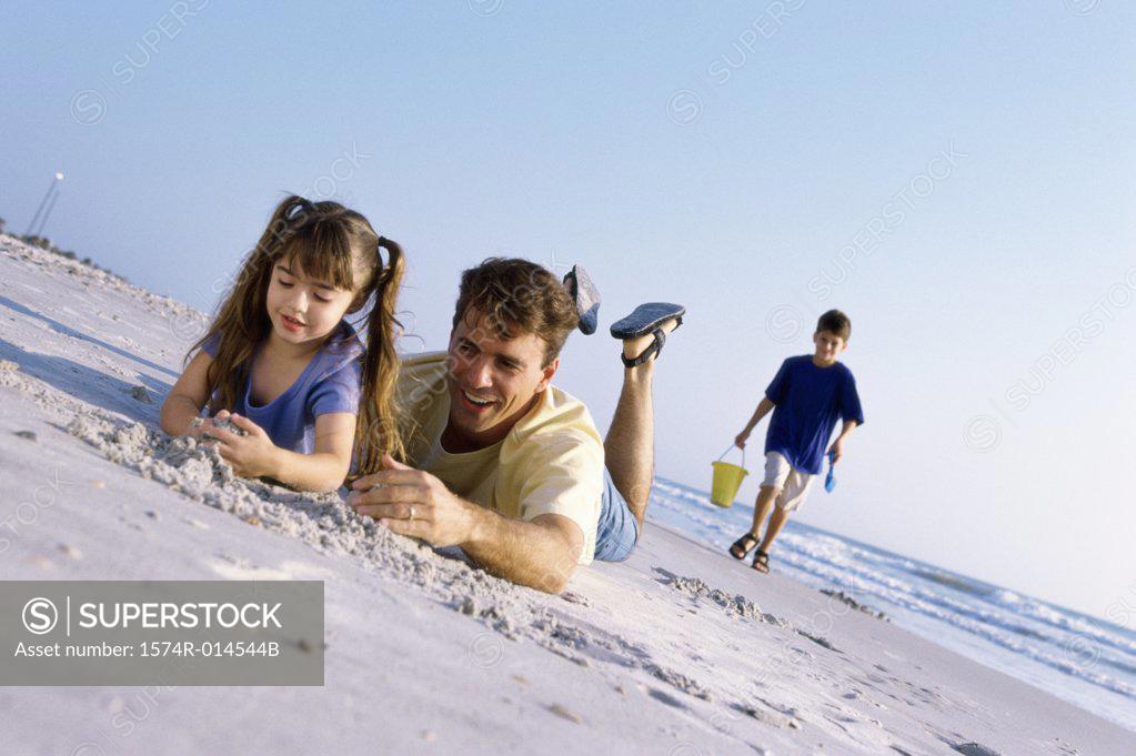 Stock Photo: 1574R-014544B Father with his children on the beach