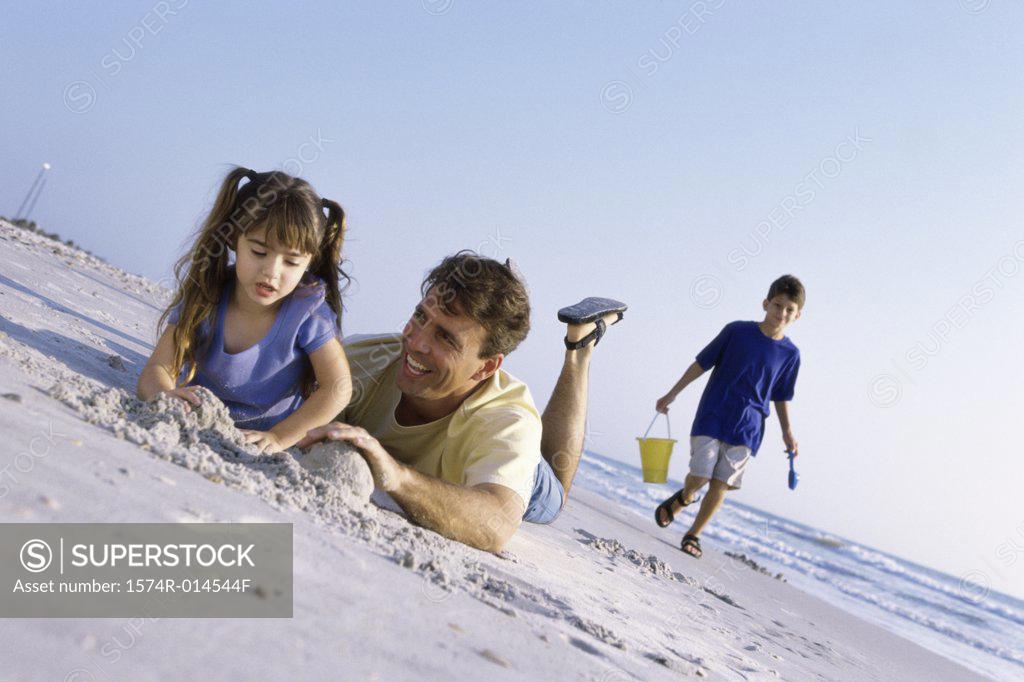 Stock Photo: 1574R-014544F Father with his children on the beach
