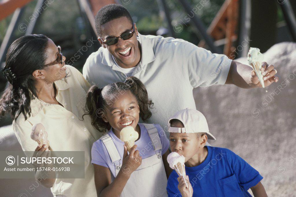 Stock Photo: 1574R-01693B Parents and their two children eating ice cream cones