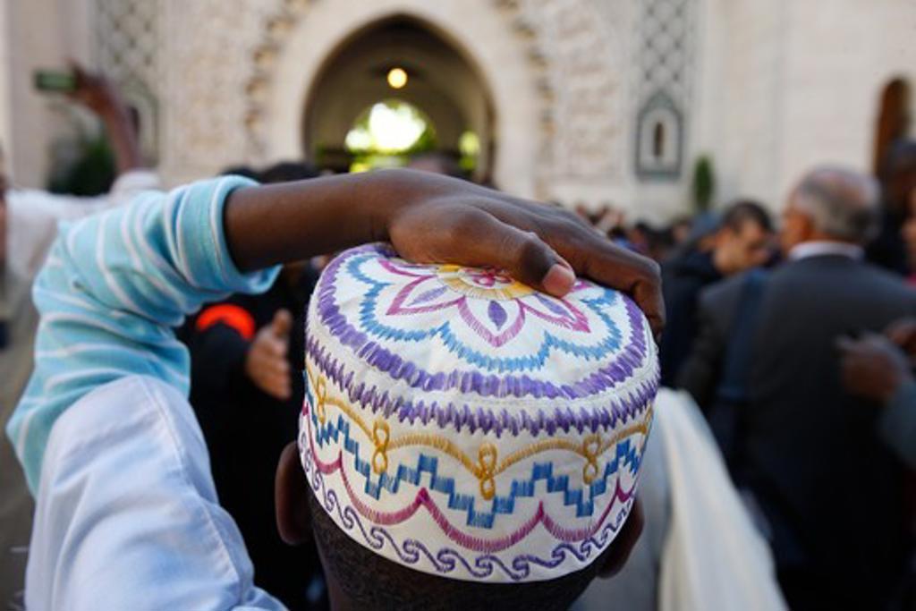 France, Ile-de-France, Paris. Muslims at the Paris Great Mosque on Aïd El-Fitr festival France