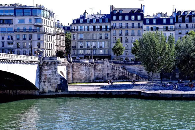 France, Paris, 4th district, Ile Saint-Louis, Pont de la Tournelle and Quai de la Tournelle