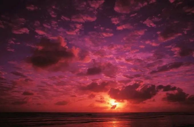 Kiribati (Christmas Island), Colorful sunset over the ocean