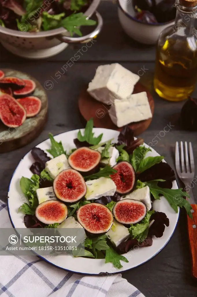 Plate of mixed lettuce with fresh figs, goat cheese and olive oil