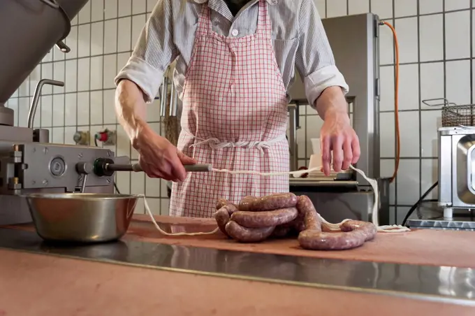 Preparation of smoked sausage, Butcher filling sausage casing
