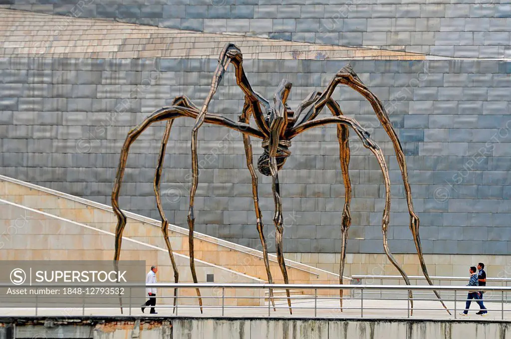 Maman, spider sculpture by Louise Bourgeois in front of Guggenheim Museum, Bilbao, Basque Country, Spain