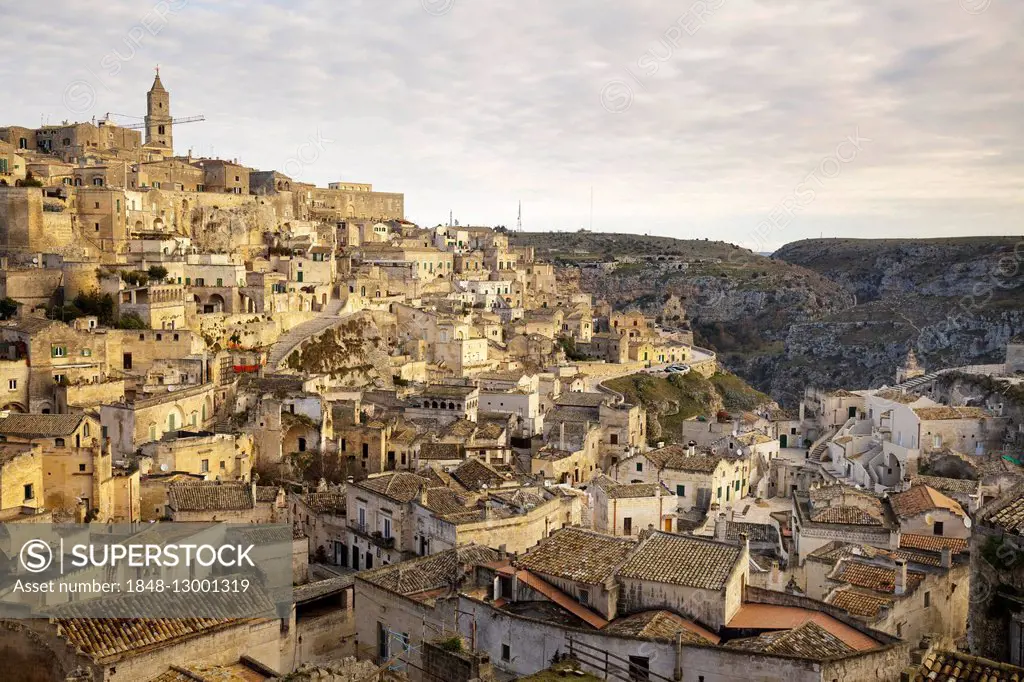 Overjas Kapper Boos View across the town from the viewpoint at Piazzetta Pascoli, Sassi di  Matera, cave dwellings, Matera, Basilicata, Italy - SuperStock
