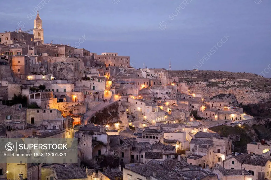 bron beschermen ondergoed View across the town from the viewpoint at Piazzetta Pascoli, dusk, Sassi  di Matera, cave dwellings, Matera, Basilicata, Italy - SuperStock