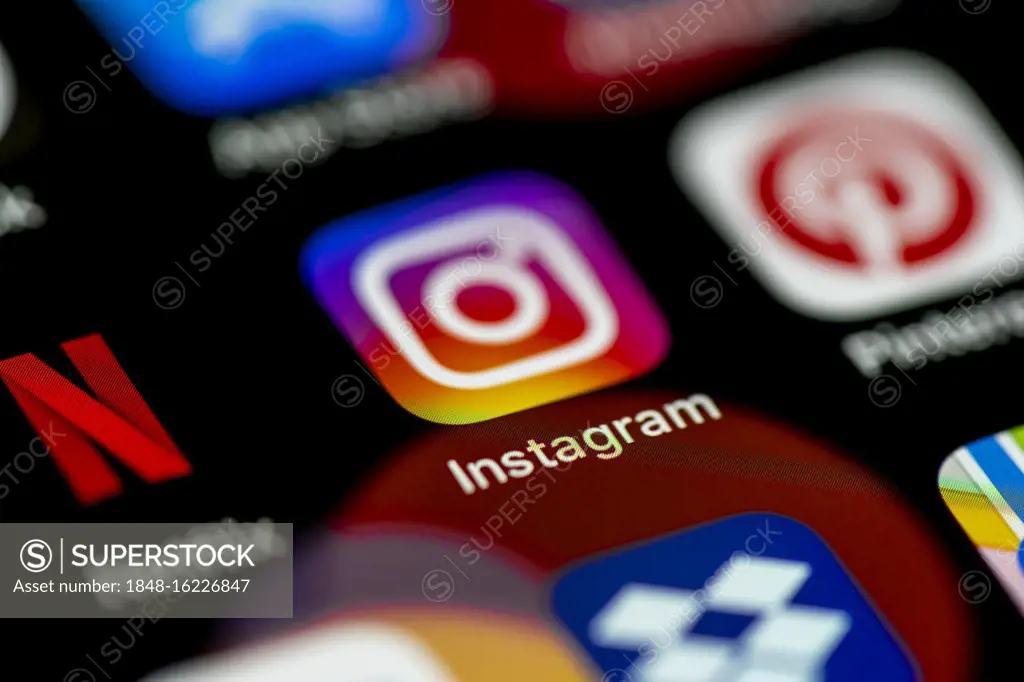 Instagram App Icon, social media, app icons on a mobile phone display, iPhone, smartphone, close-up