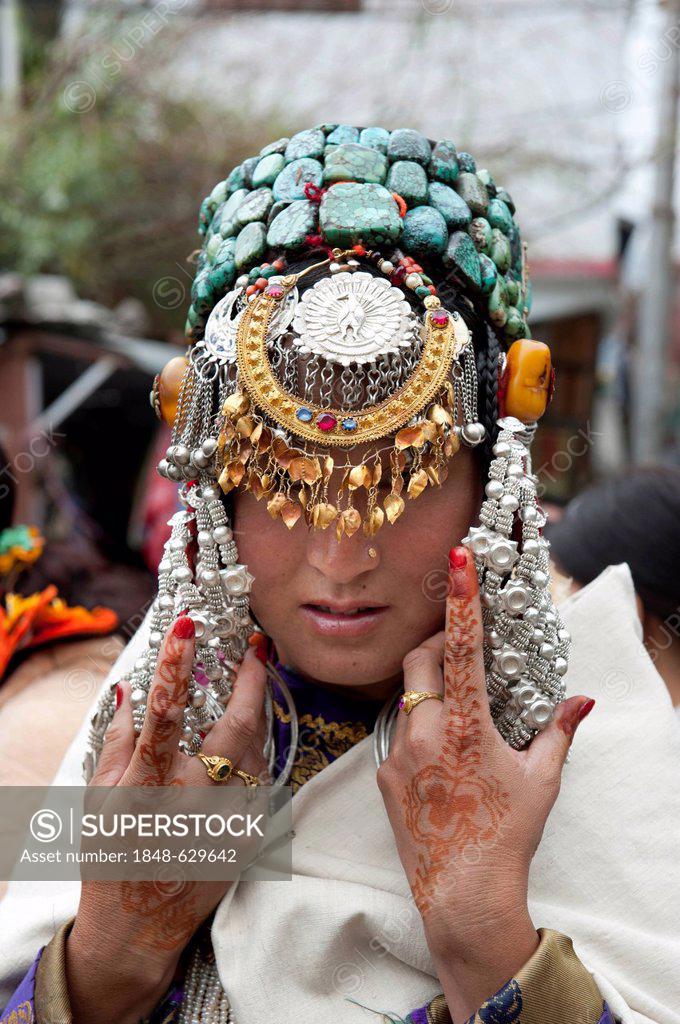 Portrait Richly Decorated Traditional Bride At A Wedding Jewellery Precious Stones Keylong Lahaul And Spiti District Himachal Pradesh India South Asia Asia Stock Photo 1848 629642 Superstock Bride divides opinions over plans to serve wedding guests mcdonald's and pizza. https www superstock com stock photos images 1848 629642