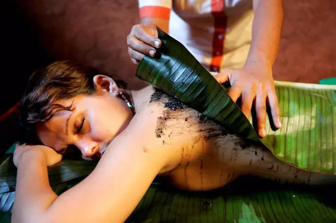 LKA, Sri Lanka : Siddhalepa Ayurveda Resort , ayurvedic massage, with a herbal mud.