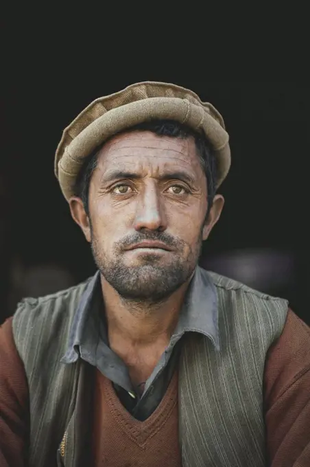 Ahmed, burden bearer of the Wakhi ethnic group, Wakhan Corridor, Saradh-e-Broghil, Afghanistan, Asia