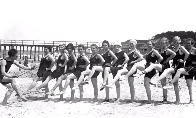 Group with bathers on the beach, funny, laughing, summer holidays, holiday, joie de vivre, Baltic Sea, Binz, about 1930s, up the leg, Rügen, Mecklenbu...