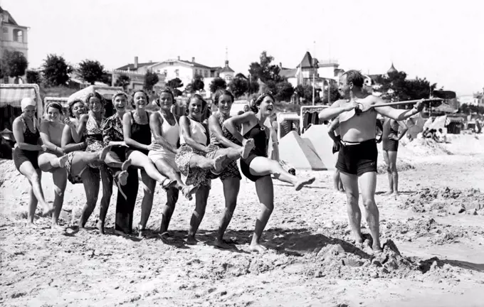 Group with bathers at the beach, funny, laughing, summer holidays, holiday, joie de vivre, up the leg, about 1930s, Baltic Sea, Binz, Rügen, Mecklenbu...
