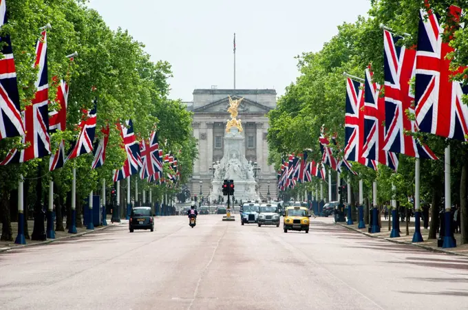 Buckingham Palace and The Mall, flagged street, Southwark, London, London region, England, United Kingdom