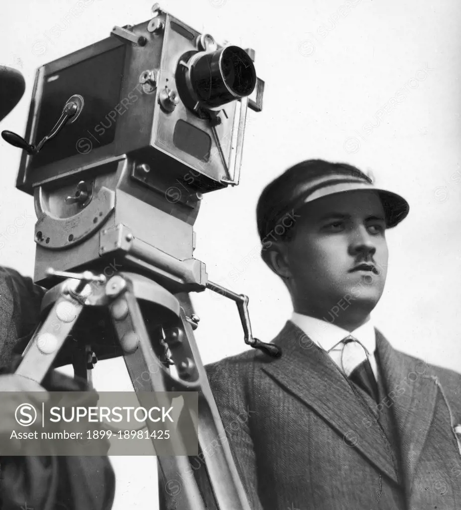 Henryk Szaro, theater and film director. Situational photography (during work). Film camera visible from the side ca. 1931. 