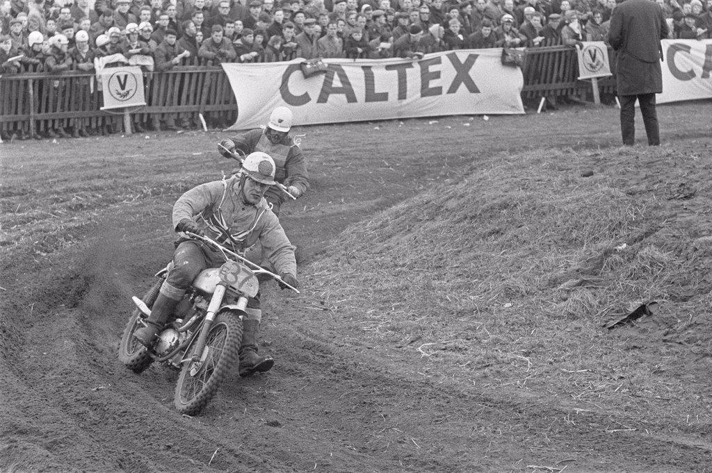 International motocross races in Sint Antons the 500cc international / Date March 15, 1964.