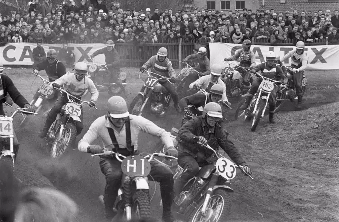 International motocross races in Sint Antons the big field of the 500cc international in the corner Date March 15, 1964.