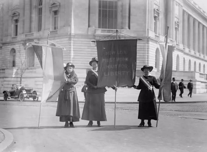 Suffragette pickets at Senate Office building ca. between 1909 and 1920.