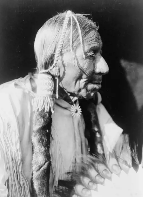 Edward S. Curits Native American Indians - Esipėrmi--Comanche man ca. 1927. 