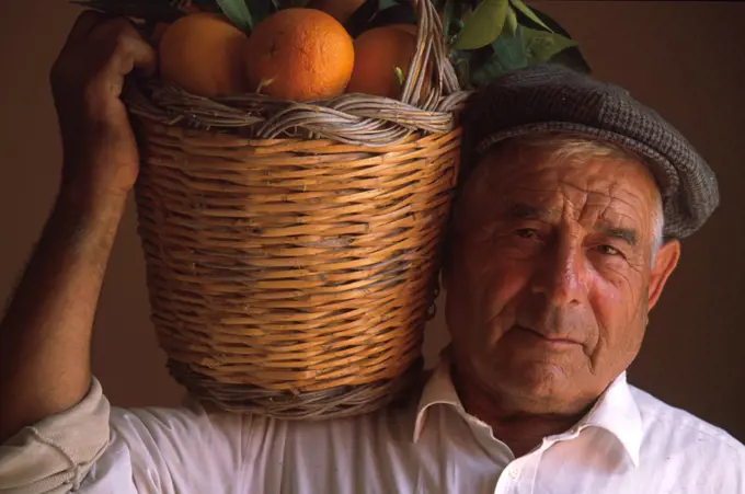 Orange grower. Ribera. Sicily. Italy. (Photo by: Adriano Bacchella/REDA&CO/UIG)