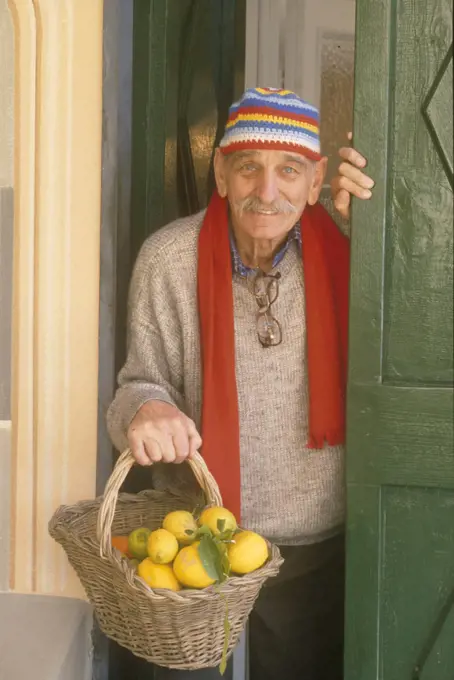 Old man with lemons. Camogli. Liguria. Italy. (Photo by: Adriano Bacchella/REDA&CO/UIG)
